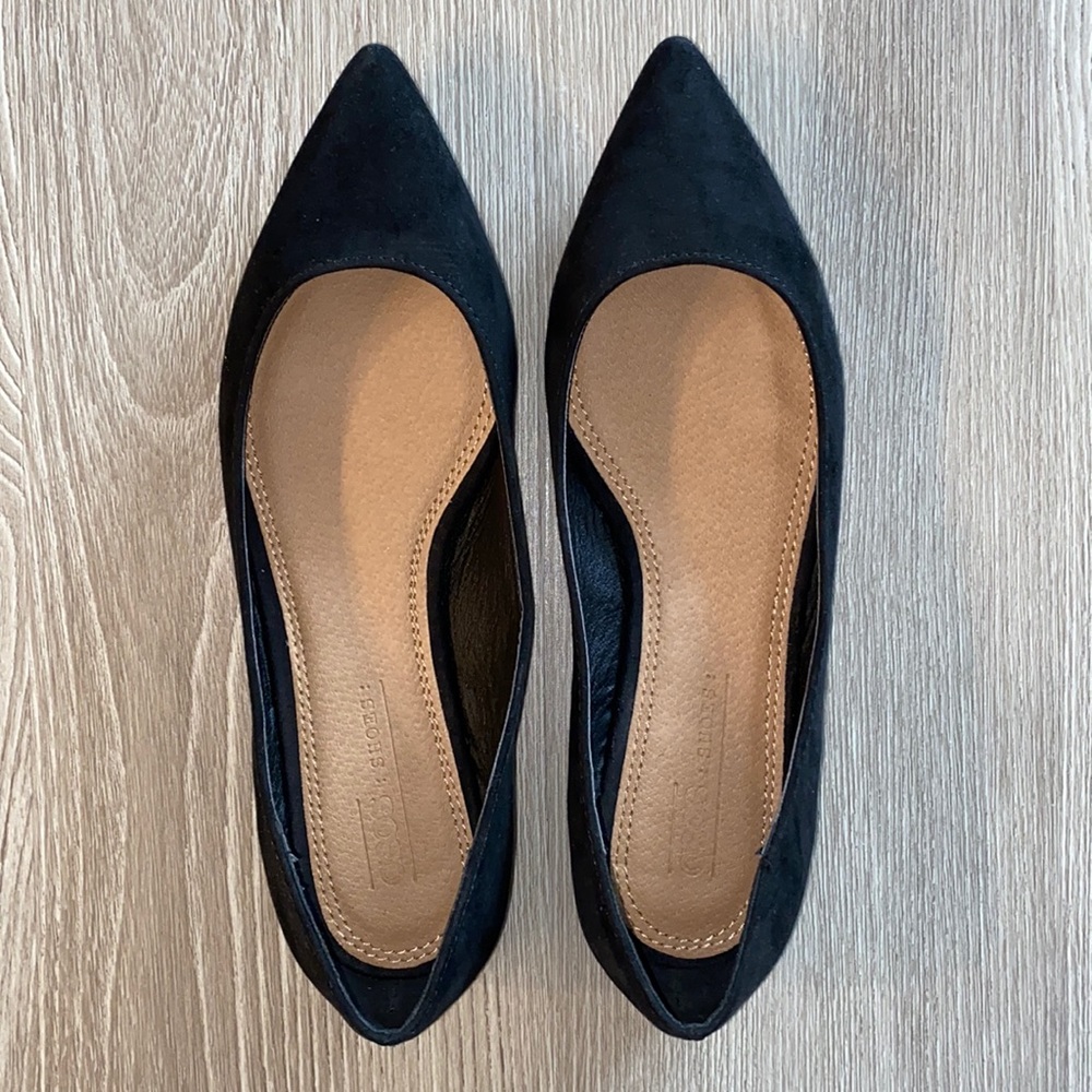 Black pointed flats